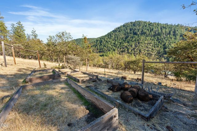 1144 Colonial Drive, Grants Pass, OR 97526