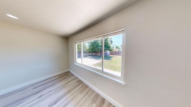 3015 N Adoline Avenue, Fresno, CA 93705