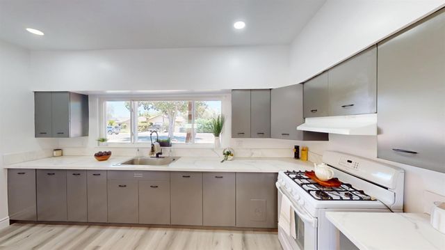3015 N Adoline Avenue, Fresno, CA 93705