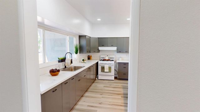 3015 N Adoline Avenue, Fresno, CA 93705