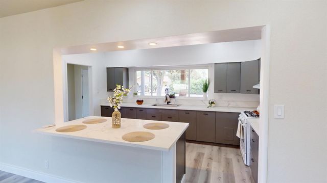 3015 N Adoline Avenue, Fresno, CA 93705