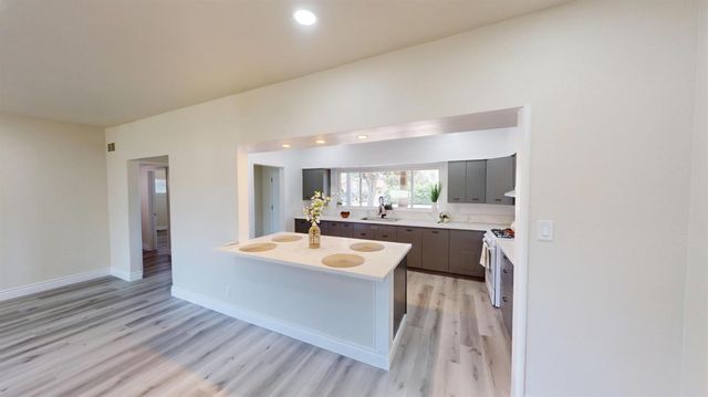 3015 N Adoline Avenue, Fresno, CA 93705