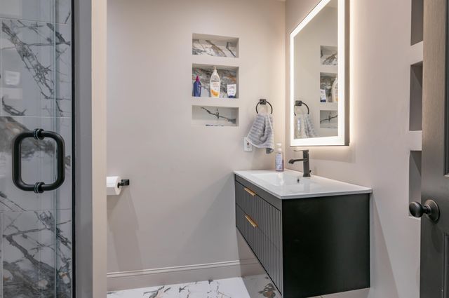 1 Cin Fre Drive, Hudson, NH 03051