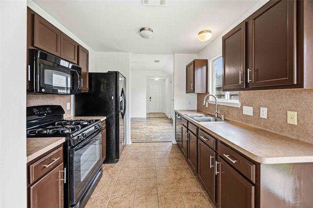 8426 Bay Run Avenue, Baytown, TX 77521