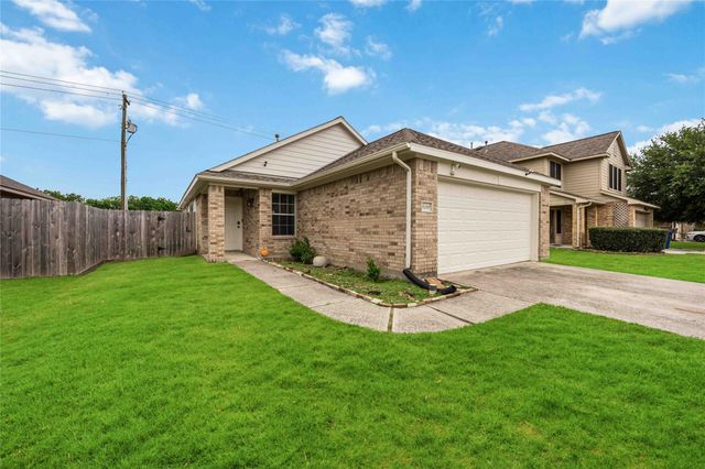 8426 Bay Run Avenue, Baytown, TX 77521