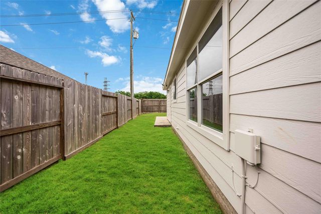 8426 Bay Run Avenue, Baytown, TX 77521