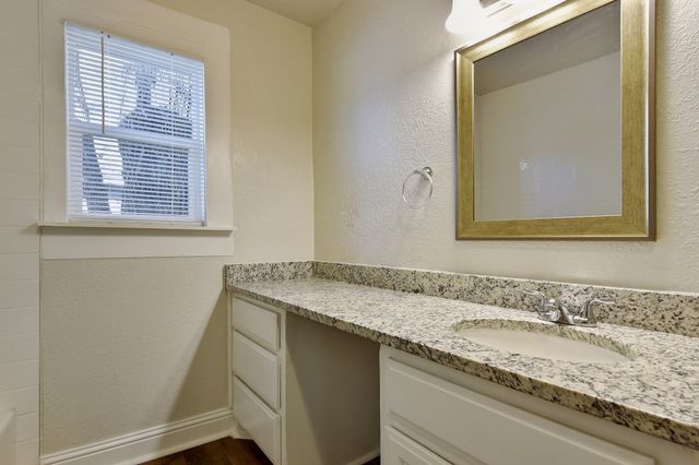 1115 S Rusk Avenue, Denison, TX 75020