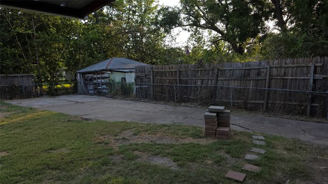 608 W 6th Street, Bonham, TX 75418