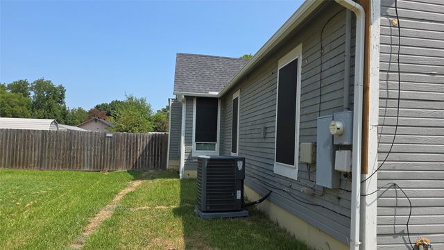608 W 6th Street, Bonham, TX 75418