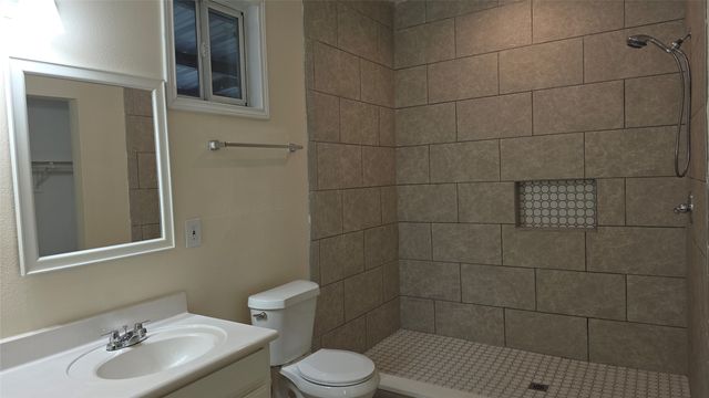 608 W 6th Street, Bonham, TX 75418
