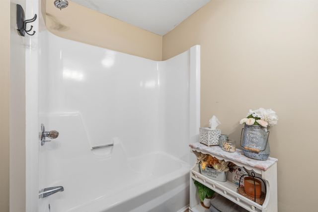 15 Joanne Drive, Hooksett, NH 03106