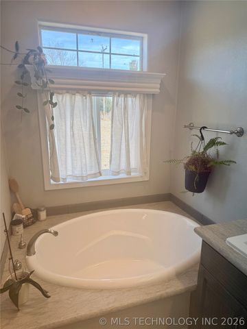 20277 S 270 Road, Morris, OK 74445