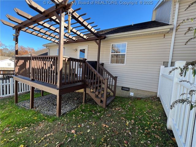 14 Mooring Way, Elkview, WV 25071
