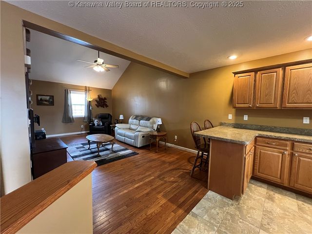 14 Mooring Way, Elkview, WV 25071
