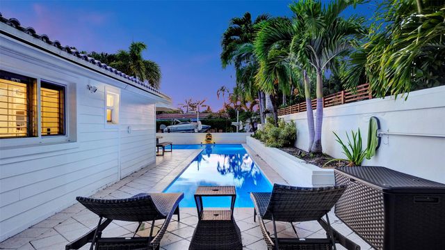 2409 NE 19th Ave, Wilton Manors, FL 33305