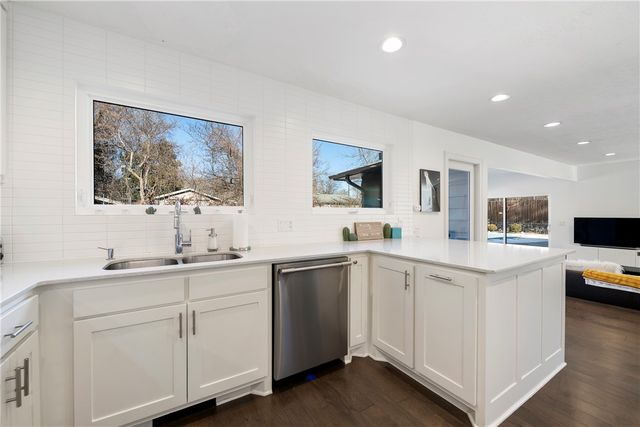 910 NW 8th Street, Bentonville, AR 72712