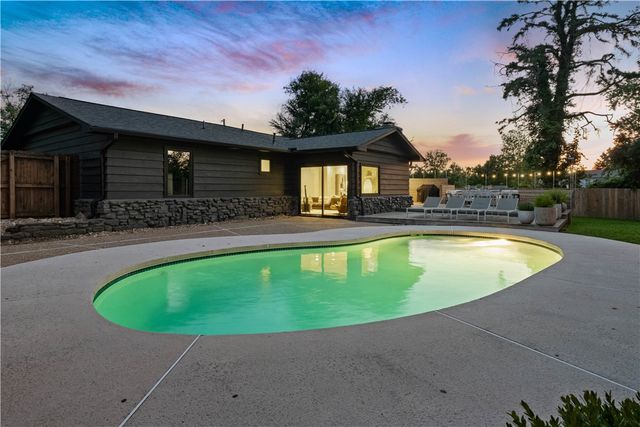 910 NW 8th Street, Bentonville, AR 72712