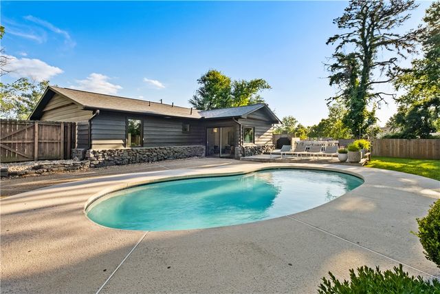910 NW 8th Street, Bentonville, AR 72712