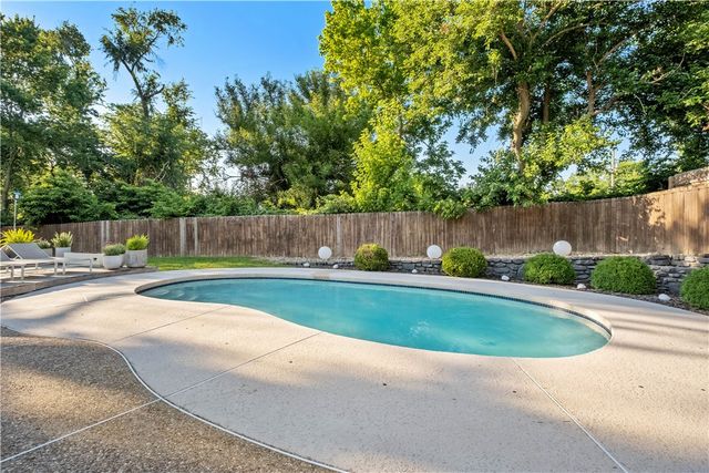 910 NW 8th Street, Bentonville, AR 72712