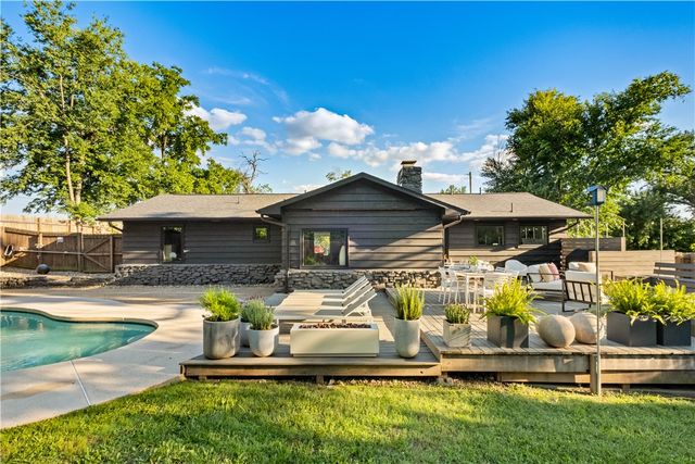910 NW 8th Street, Bentonville, AR 72712
