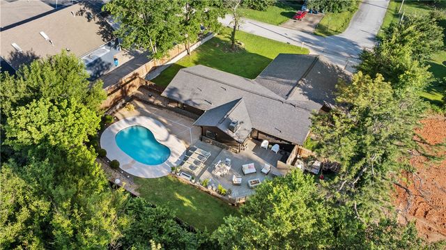 910 NW 8th Street, Bentonville, AR 72712