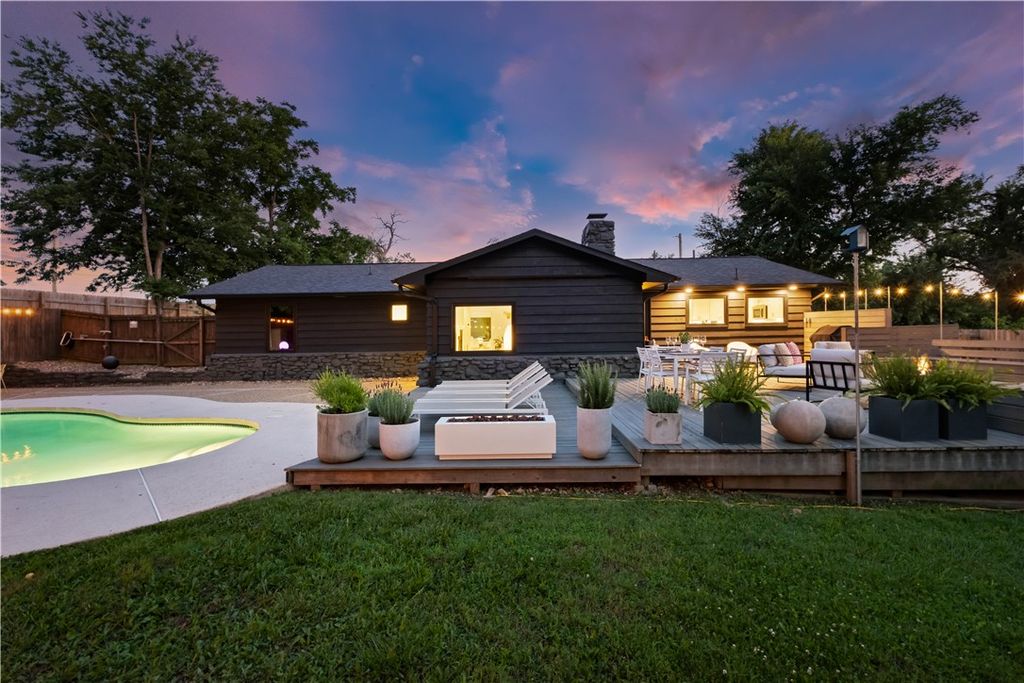 910 NW 8th Street, Bentonville, AR 72712