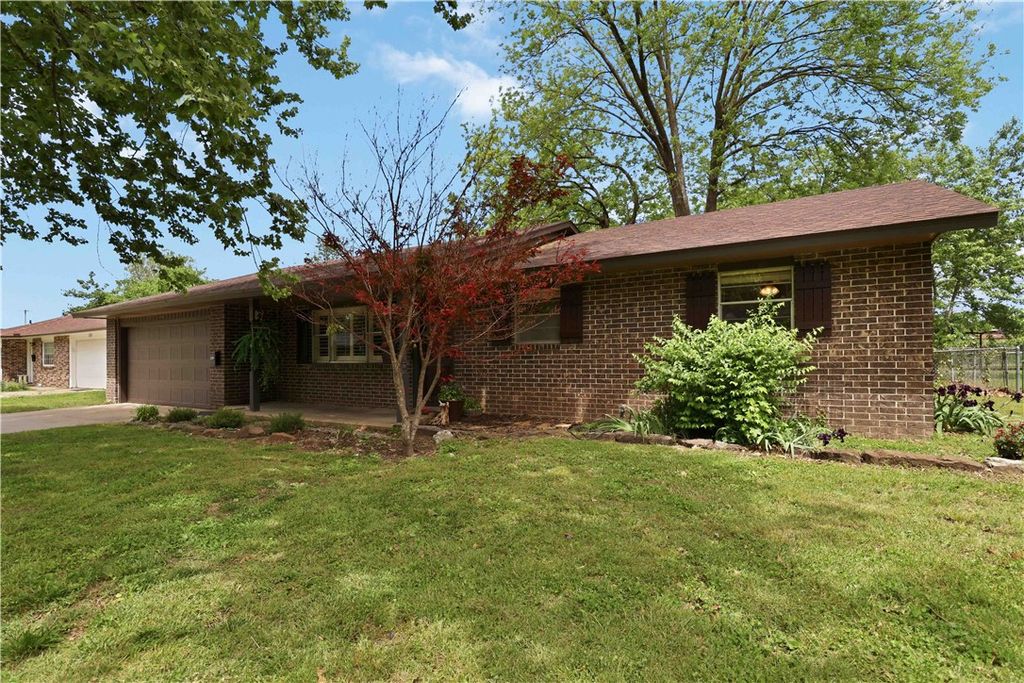 1908 Robyn Road, Springdale, AR 72762
