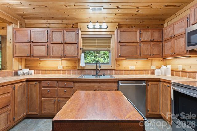1026 High Top Mountain Road, Whittier, NC 28789