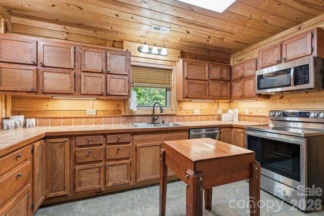 1026 High Top Mountain Road, Whittier, NC 28789