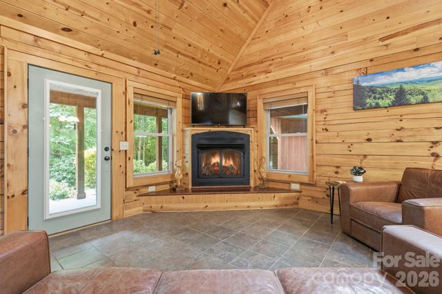 1026 High Top Mountain Road, Whittier, NC 28789