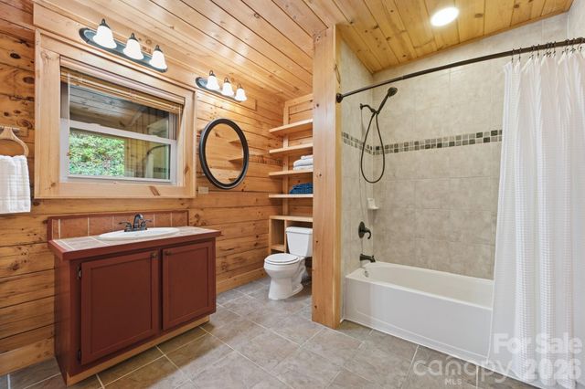 1026 High Top Mountain Road, Whittier, NC 28789