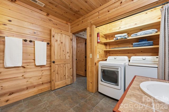 1026 High Top Mountain Road, Whittier, NC 28789