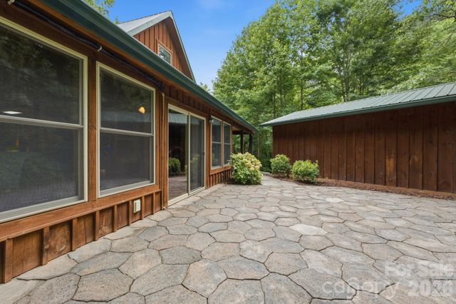1026 High Top Mountain Road, Whittier, NC 28789