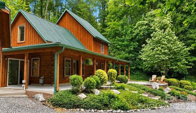 1026 High Top Mountain Road, Whittier, NC 28789
