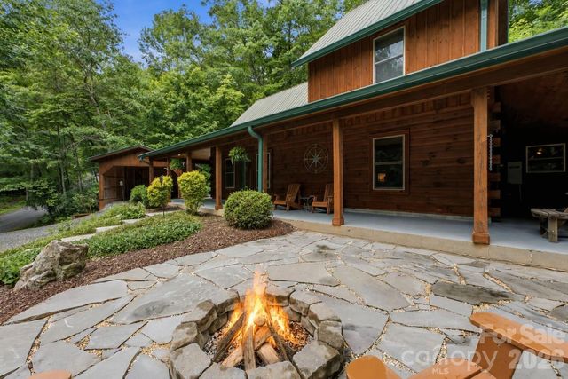1026 High Top Mountain Road, Whittier, NC 28789