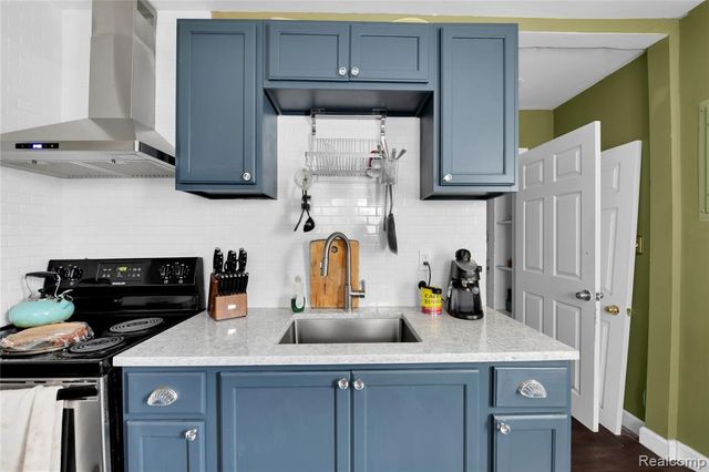 12099 Klinger Street, Hamtramck, MI 48212