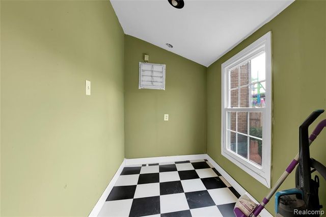 12099 Klinger Street, Hamtramck, MI 48212