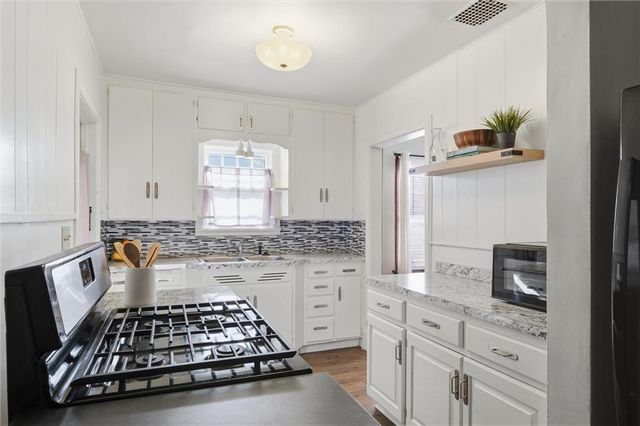 7821 Robinson Street, Overland Park, KS 66204