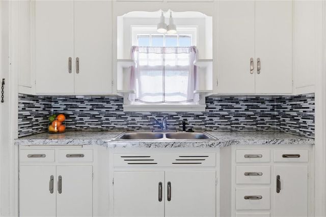 7821 Robinson Street, Overland Park, KS 66204