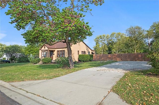 7821 Robinson Street, Overland Park, KS 66204