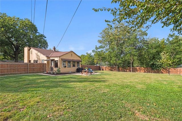 7821 Robinson Street, Overland Park, KS 66204