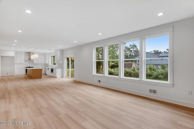 329 Arlington Avenue N, Bayville, NJ 08721