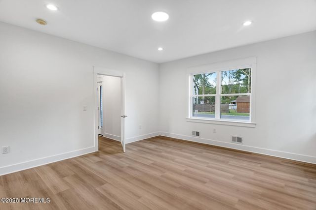 329 Arlington Avenue N, Bayville, NJ 08721