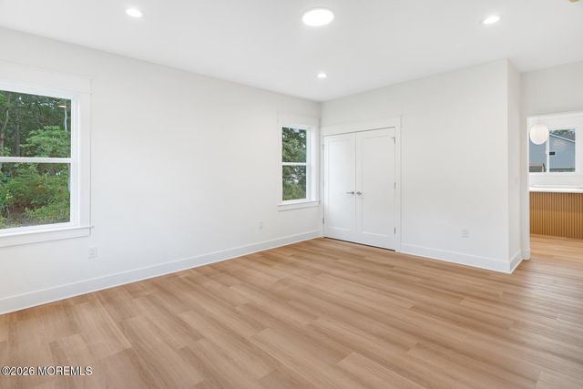 329 Arlington Avenue N, Bayville, NJ 08721
