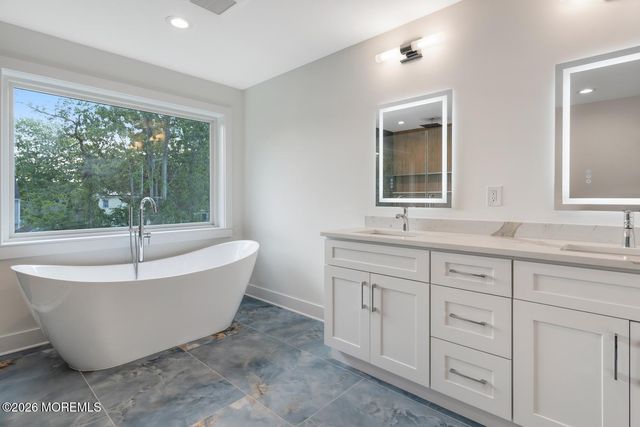 329 Arlington Avenue N, Bayville, NJ 08721
