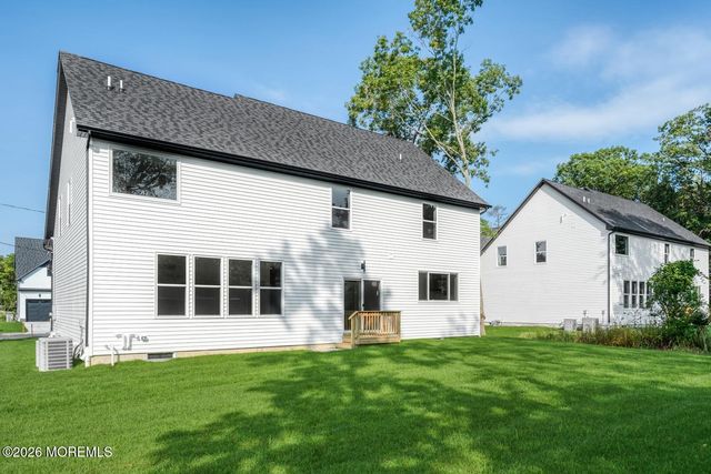 329 Arlington Avenue N, Bayville, NJ 08721