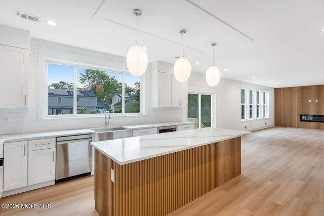 329 Arlington Avenue N, Bayville, NJ 08721