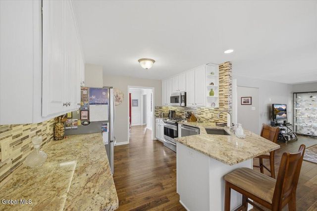 8 Cathywood Court, Clifton Park, NY 12065