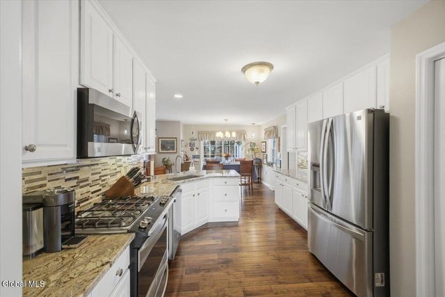 8 Cathywood Court, Clifton Park, NY 12065