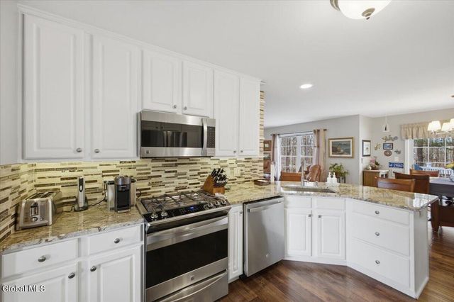 8 Cathywood Court, Clifton Park, NY 12065